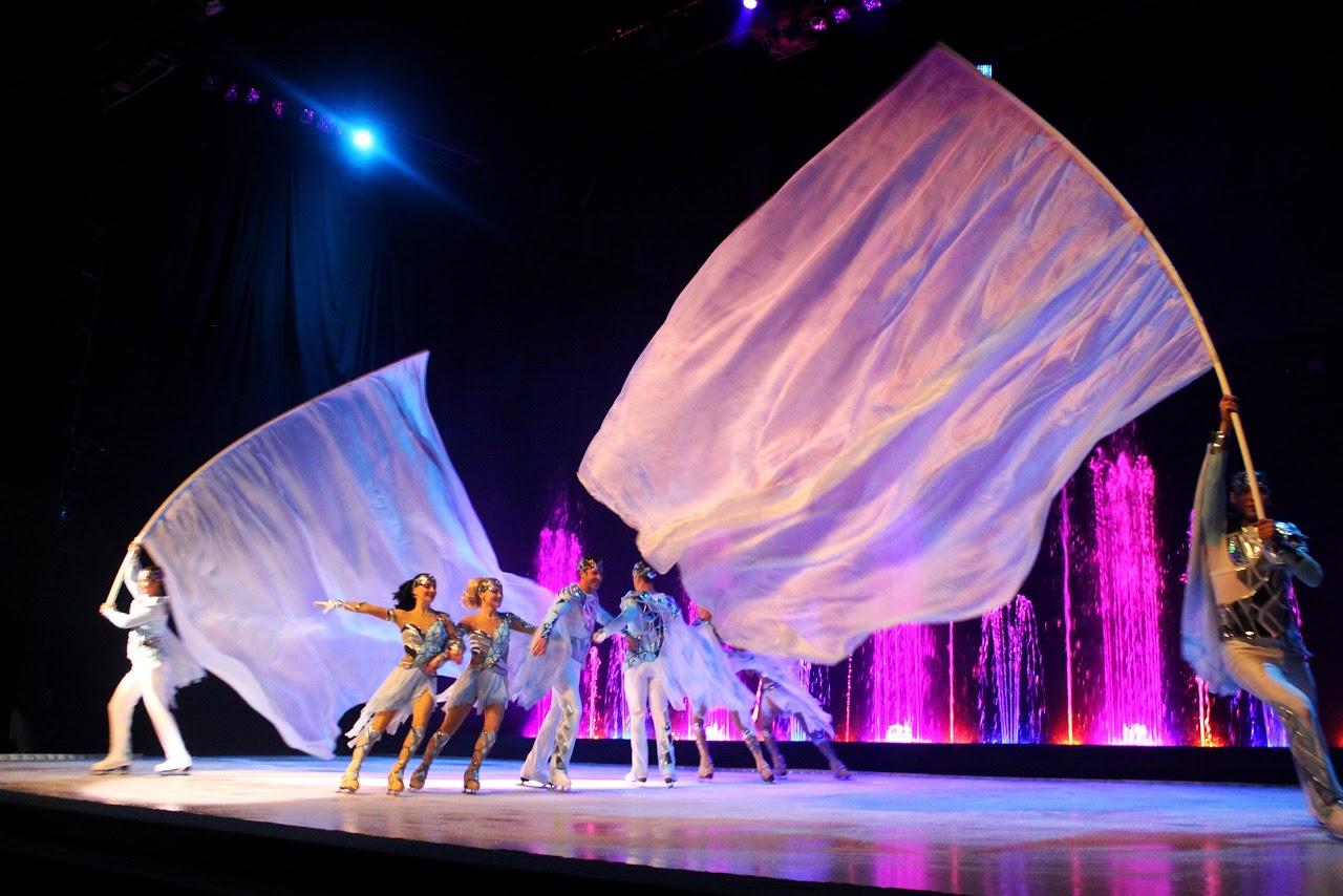 Замечательное представление. Цирк танцующих фонтанов Аквамарин. Цирк Аквамарин Танцующие фонтаны. Шоу фонтанов в Москве Аквамарин. Шоу представление.