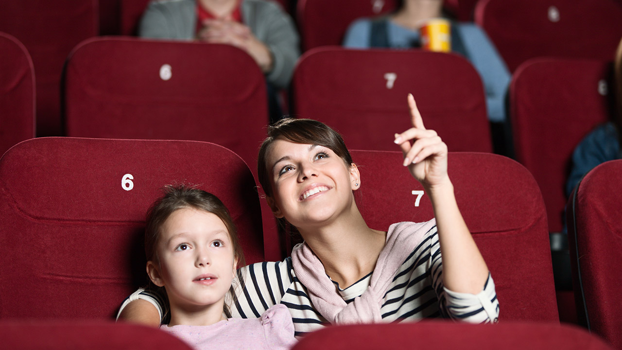 Family theater. Мальчик в кинотеатре. Кинотерапия фото. Детское сиденье в кинотеатре.