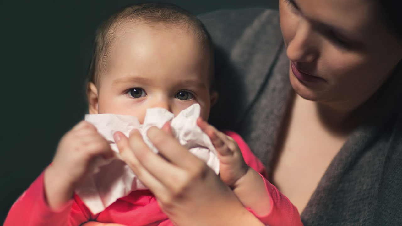 Cопение и хрюканье носом у грудного ребенка – причины и лечение